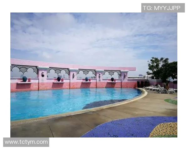 现代泳池设计理念与创新元素探索打造舒适与美观并存的水域空间